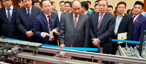 Thủ tướng Nguyễn Xuân Phúc và các đại biểu tham quan triển lãm kỹ năng nghề trong khuôn khổ sự kiện. Thủ tướng Nguyễn Xuân Phúc và các đại biểu tham quan triển lãm kỹ năng nghề trong khuôn khổ sự kiện. - Sputnik Việt Nam