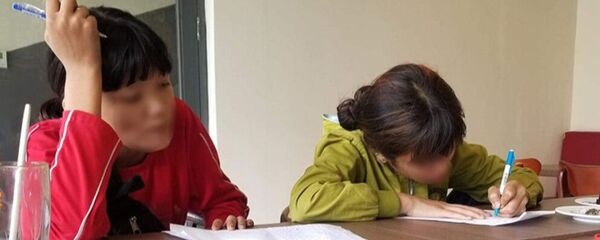 K.D (13 tuổi, bên trái) và K.A (14 tuổi) K.D (13 tuổi, bên trái) và K.A (14 tuổi) - Sputnik Việt Nam