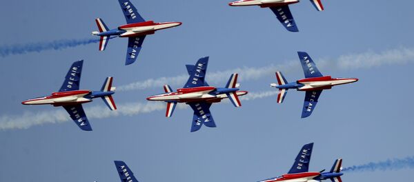 Đội thuật lái cao cấp của Pháp Patrouille de France biểu diễn tại Triển lãm hàng không quốc tế Dubai Airshow 2019 Đội thuật lái cao cấp của Pháp Patrouille de France biểu diễn tại Triển lãm hàng không quốc tế Dubai Airshow 2019 - Sputnik Việt Nam