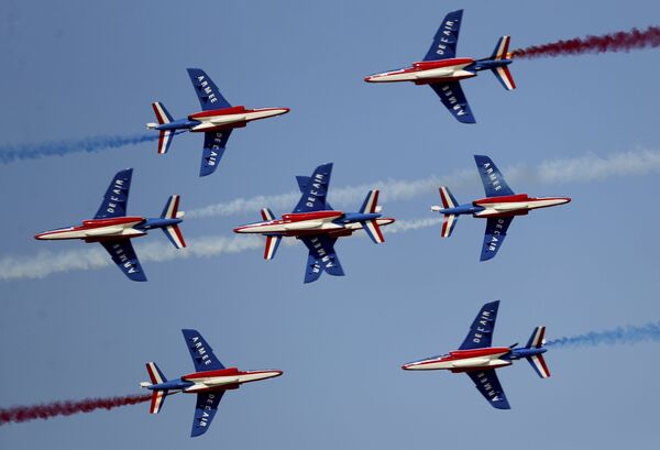 Đội thuật lái cao cấp của Pháp Patrouille de France biểu diễn tại Triển lãm hàng không quốc tế Dubai Airshow 2019 - Sputnik Việt Nam