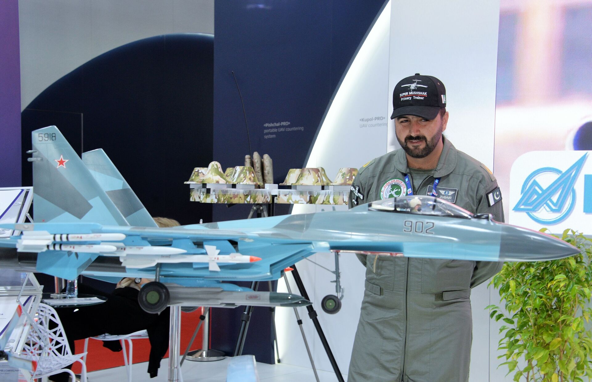 Mô hình máy bay chiến đấu đa năng Su-35 tại triển lãm hàng không quốc tế Dubai Airshow 2019 - Sputnik Việt Nam, 1920, 17.12.2024