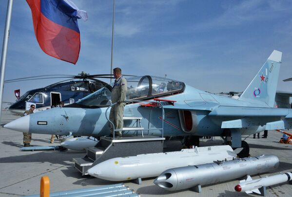 Máy bay huấn luyện chiến đấu Yak-130 tại triển lãm hàng không quốc tế Dubai Airshow 2019, Dubai - Sputnik Việt Nam