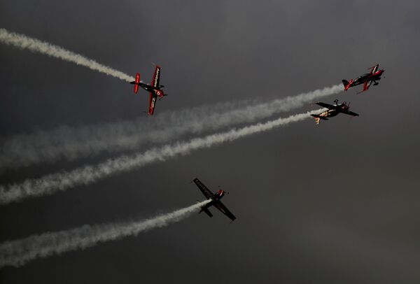 Nhóm thuật lái Anh The Blades biểu diễn tại Triển lãm hàng không quốc tế Dubai Airshow 2019 - Sputnik Việt Nam