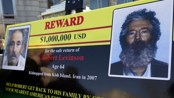 Biểu ngữ của Cục Điều tra Liên bang (FBI) với hai hình ảnh cựu đặc vụ FBI mất tích Robert Levinson: bên phải là ảnh được cho là của Levinson sau 5 năm bị giam cầm. Bên trái là ảnh chụp màn hình từ video mà những kẻ bắt giữ Levinson công bố - Sputnik Việt Nam