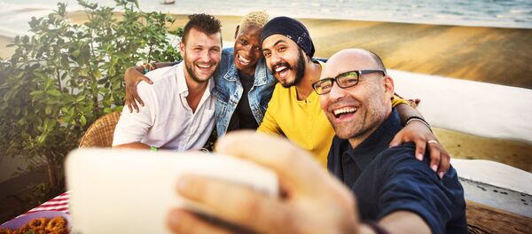 Мужчины снимают селфи - Sputnik Việt Nam