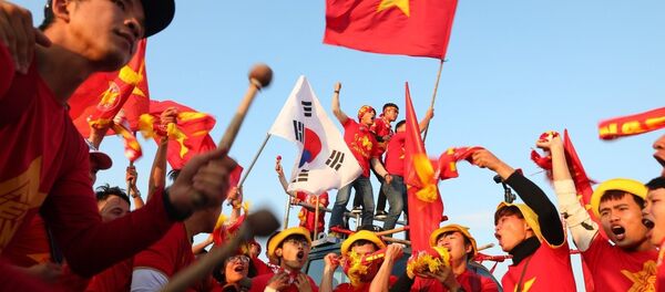 Không khí náo nhiệt của các cổ động viên Việt Nam tại sân vận động quốc gia Mỹ Đình. - Sputnik Việt Nam