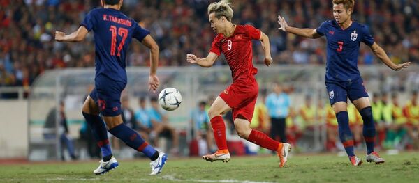 Văn Toàn (9) thi đấu rất tích cực bên phía cánh phải - Sputnik Việt Nam