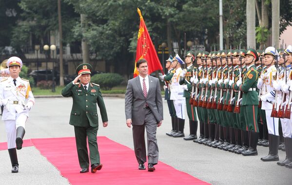 Đại tướng Ngô Xuân Lịch, Bộ trưởng Bộ Quốc phòng và Bộ trưởng Quốc phòng Hoa Kỳ Mark Esper duyệt đội danh dự Quân đội nhân dân Việt Nam. - Sputnik Việt Nam