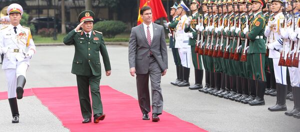 Đại tướng Ngô Xuân Lịch, Bộ trưởng Bộ Quốc phòng và Bộ trưởng Quốc phòng Hoa Kỳ Mark Esper duyệt đội danh dự Quân đội nhân dân Việt Nam. - Sputnik Việt Nam