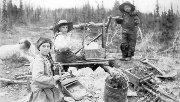 Ba đứa trẻ làm việc tại một mỏ vàng ở Canada, 1898 Ba đứa trẻ làm việc tại một mỏ vàng ở Canada, 1898 - Sputnik Việt Nam