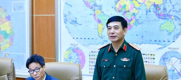 Thượng tướng Phan Văn Giang, Tổng Tham mưu trưởng Quân đội nhân dân Việt Nam, Thứ trưởng Bộ Quốc phòng thay mặt lãnh đạo Bộ Quốc phòng báo cáo với Phó Thủ tướng Vũ Đức Đam về công tác nghiên cứu khoa học và công nghệ quân sự. - Sputnik Việt Nam