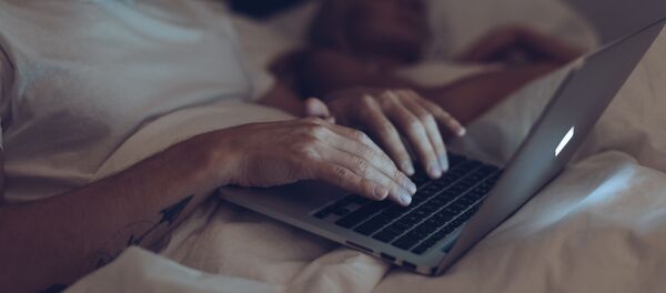 Мужчина с ноутбуком ночью в постели - Sputnik Việt Nam