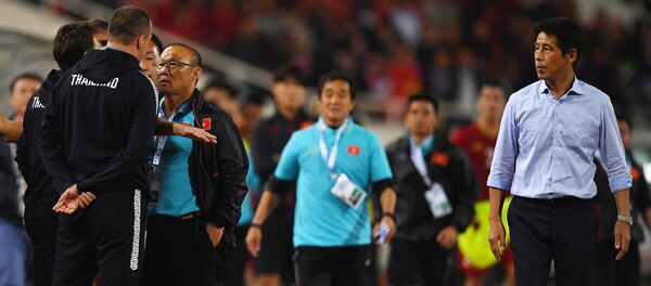 Cuộc đụng độ giữa HLV Park Han Seo và trợ lý HLV đội tuyển Thái Lan sau trận đấu tại vòng loại World Cup 2022 giữa Việt Nam và Thái Lan - Sputnik Việt Nam