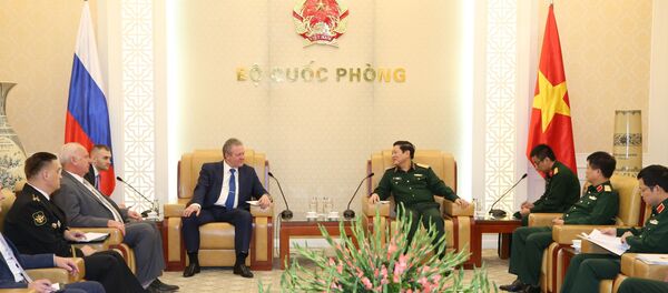 Bộ trưởn Quốc phòng Ngô Xuân Lịch tiếp đoàn đại biểu Phân ban Nga trong Ủy ban liên Chính phủ LB Nga - Việt Nam, do ngài Vladimir Nikolaevich Drozhzhov, Phó Giám đốc Cơ quan Liên bang về hợp tác Kỹ thuật quân sự Nga, Chủ tịch Phân ban Nga làm trưởng đoàn. - Sputnik Việt Nam