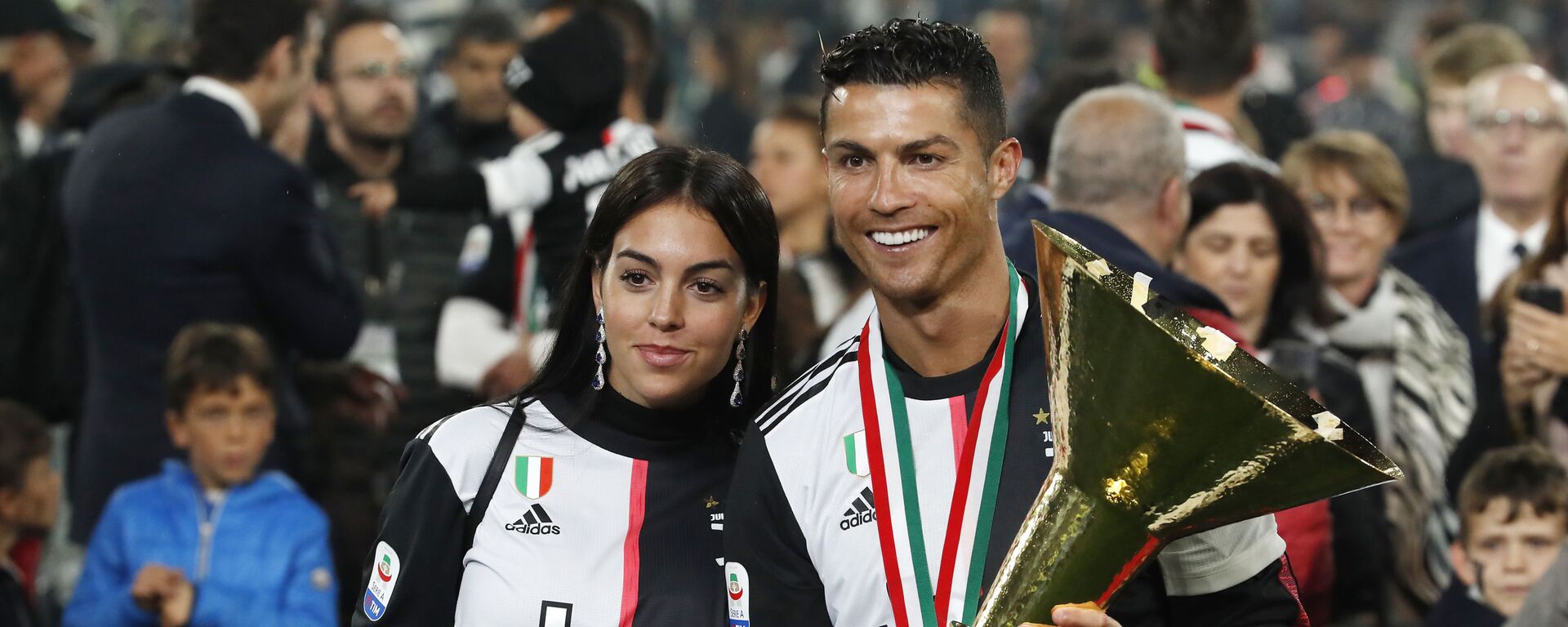 Cristiano Ronaldo cùng bạn gái Georgina - Sputnik Việt Nam, 1920, 21.11.2019