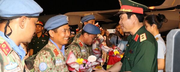 Trung tướng Nguyễn Tân Cương, Phó Tổng tham mưu trưởng Quân đội nhân dân Việt Nam tặng hoa chúc mừng các cán bộ, chiến sỹ Bệnh viện dã chiến cấp 2 số 1 trở về nước trong đợt này. - Sputnik Việt Nam