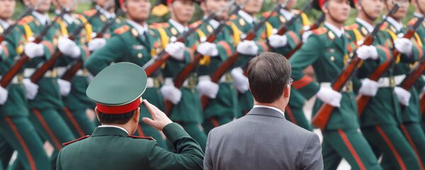 Đại tướng Ngô Xuân Lịch, Bộ trưởng Bộ Quốc phòng và Bộ trưởng Quốc phòng Hoa Kỳ Mark Esper duyệt đội danh dự Quân đội nhân dân Việt Nam - Sputnik Việt Nam