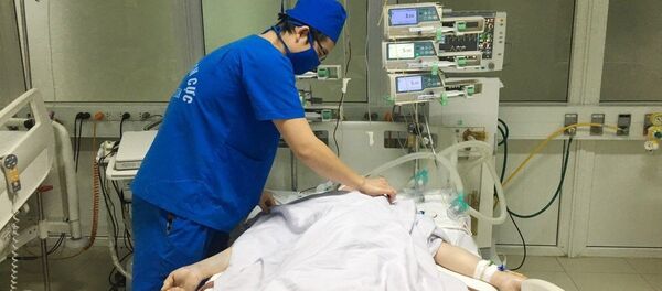 Sản phụ Hồ Thị Mơ, sinh năm 1992, ở xóm Thành Công, xã Quỳnh Long, huyện Quỳnh Lưu đang trong tình trạng nguy kịch và được chăm sóc đặc tại Bệnh viện hữu nghị đa khoa Nghệ An. - Sputnik Việt Nam