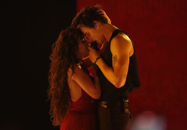 Sean Mendes và Camila Cabello tại Lễ trao giải American Music Awards 2019 ở Los Angeles  - Sputnik Việt Nam