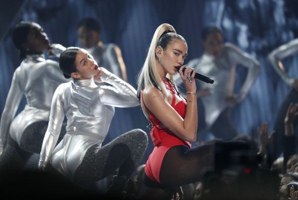 Ca sĩ Dua Lipa tại Lễ trao giải Âm nhạc Mỹ 2019 ở Los Angeles - Sputnik Việt Nam