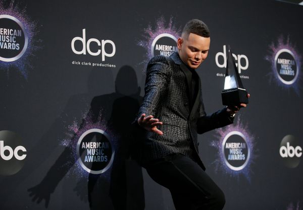 Ca sĩ Kane Brown với giải thưởng tại Lễ trao giải American Music Awards 2019 ở Los Angeles - Sputnik Việt Nam