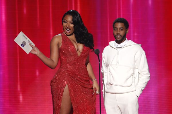 Hai MC của Lễ trao giải American Music Awards 2019 rapper Megan Thee Stallion và nam diễn viên Jharrel Jerome - Sputnik Việt Nam
