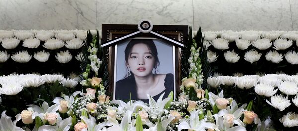 Khu bàn thờ tưởng niệm ngôi sao K-pop Goo Hara tại Nhà Tang lễ Bệnh viện St. Mary ở Seoul - Sputnik Việt Nam