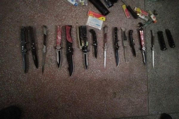 Công an điều tra xử lý vụ cụ ông tàng trữ 15 con dao khi chạy xe ngược chiều - Sputnik Việt Nam