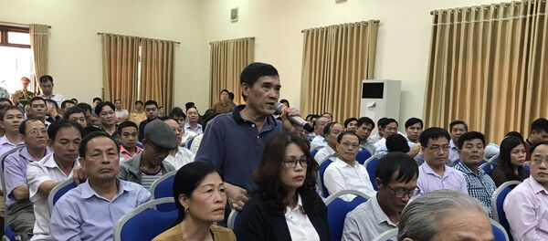 Ông Phạm Đức Hinh (thôn Đồng Mít, xã Đồng Tâm, Hà Nội) phát biểu tại cuộc đối thoại. Ông Phạm Đức Hinh (thôn Đồng Mít, xã Đồng Tâm, Hà Nội) phát biểu tại cuộc đối thoại. - Sputnik Việt Nam