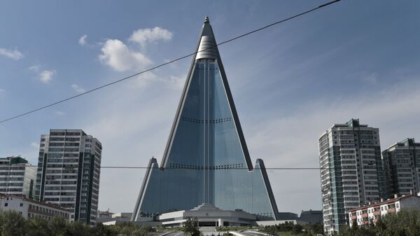 Nhân viên cảnh sát gần khách sạn Ryugyong 105 tầng ở Bình Nhưỡng - Sputnik Việt Nam