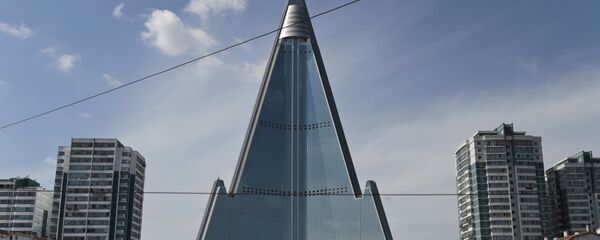 Nhân viên cảnh sát gần khách sạn Ryugyong 105 tầng ở Bình Nhưỡng - Sputnik Việt Nam