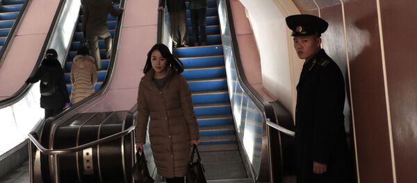 Trong tàu điện ngầm Bình Nhưỡng, CHDCND Triều Tiên - Sputnik Việt Nam