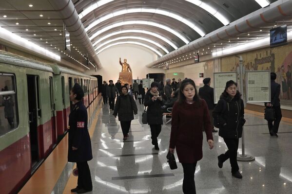 Tượng của cố lãnh đạo Triều Tiên Kim Nhật Thành tại ga tàu điện ngầm Kaeson ở Bình Nhưỡng, Triều Tiên. - Sputnik Việt Nam