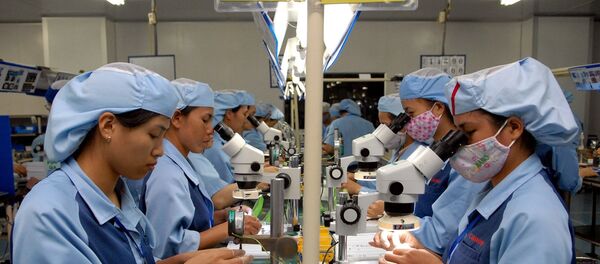 Công nhân sản xuất linh kiện điện tử tại Nhà máy Canon có vốn đầu tư Nhật Bản thuộc Khu Công nghiệp Phố Nối A. - Sputnik Việt Nam