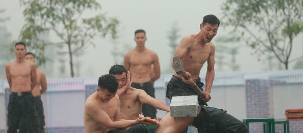Màn khí công thể hiện sự rắn chắc của CSCĐ. Màn khí công thể hiện sự rắn chắc của CSCĐ. - Sputnik Việt Nam