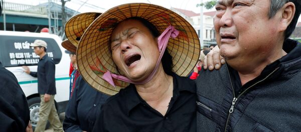 Những người thân của một trong những nạn nhân được phát hiện đã chết trong xe tải Anh ở Essex - Sputnik Việt Nam