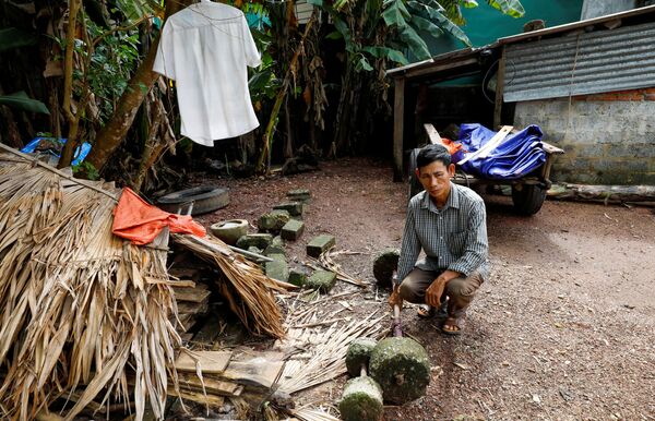 Bố của Joseph Nguyễn Đình Luyên trong sân một ngôi nhà ở tỉnh Hà Tĩnh, Việt Nam - Sputnik Việt Nam