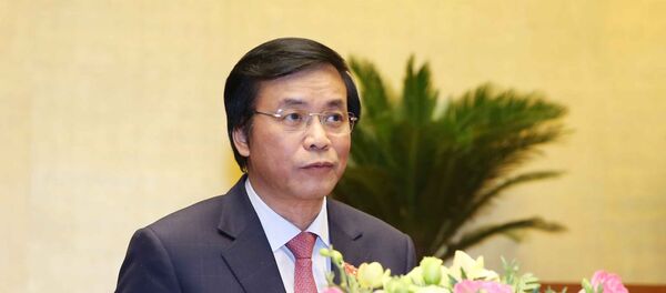 Tổng Thư ký Quốc hội Nguyễn Hạnh Phúc trình bày Báo cáo giải trình, tiếp thu và chỉnh lý dự thảo Nghị quyết về hoạt động chất vấn tại Kỳ họp thứ Tám, Quốc hội khóa XIV. - Sputnik Việt Nam