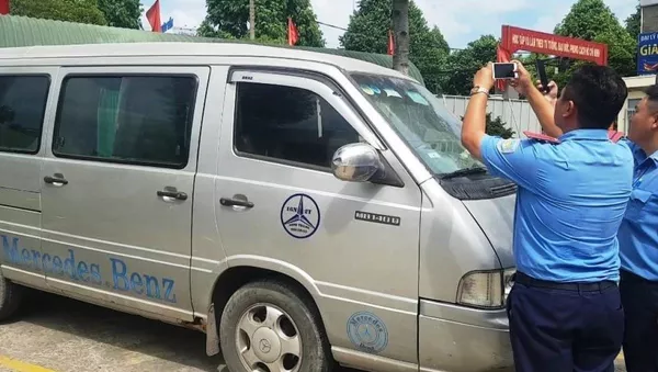 Lực lượng TTGT khám chiếc xe đưa đón học sinh đánh rơi 3 học sinh xuống đường - Sputnik Việt Nam
