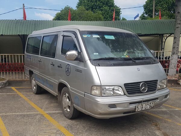 Vụ xe đưa đón làm rơi 3 học sinh xuống đường xử lý thế nào? - Sputnik Việt Nam