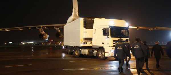 Chiếc xe chở thi hài các nạn nhân vụ tai nạn máy bay Airbus A321 tại St. Petersburg - Sputnik Việt Nam