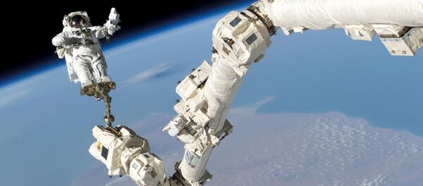 Phi hành gia Stephen Robinson Kern bên ngoài trạm ISS Phi hành gia Stephen Robinson Kern bên ngoài trạm ISS - Sputnik Việt Nam