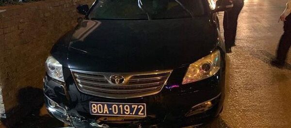 Chiếc xe biển xanh 80A-019.72 dừng lại trên đường Láng Hạ, đoạn phía trước Đại sứ quán Mỹ Chiếc xe biển xanh 80A-019.72 dừng lại trên đường Láng Hạ, đoạn phía trước Đại sứ quán Mỹ - Sputnik Việt Nam