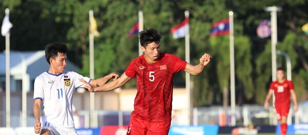 Pha tranh chấp bóng giữa 2 đội. - Sputnik Việt Nam