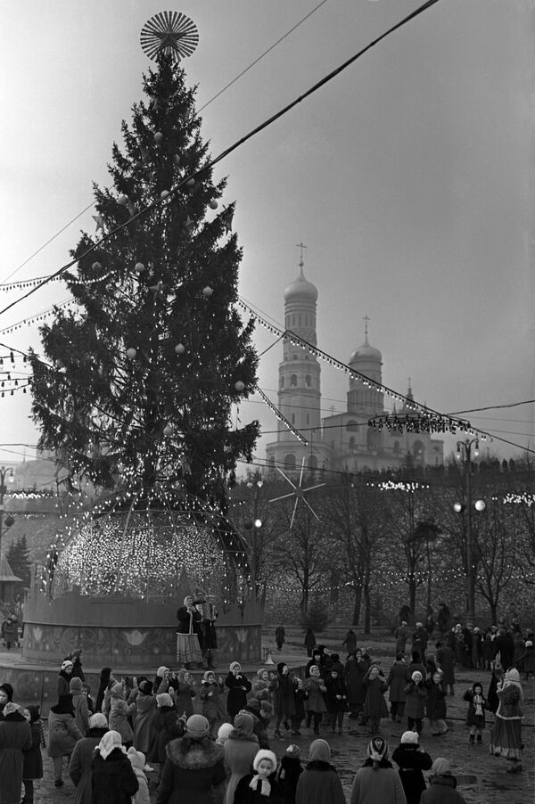 Trẻ em trong lễ hội Cây thông Năm mới tại Vườn Taynitsky, Điện Kremlin Moskva, năm 1960 - Sputnik Việt Nam