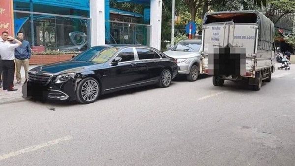 Xe tải lùi vỡ đầu siêu xe Mercedes-Maybach trị giá gần chục tỷ đồng - Sputnik Việt Nam