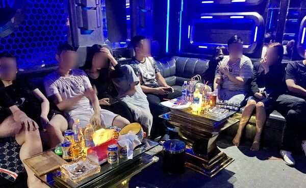 Đà Nẵng: 10 thanh thiếu niên người nước ngoài dương tính với ma túy trong quán karaoke - Sputnik Việt Nam