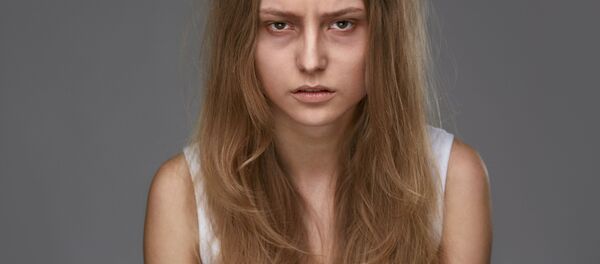 Cô gái mệt mỏi với những vết bầm tím dưới mắt - Sputnik Việt Nam