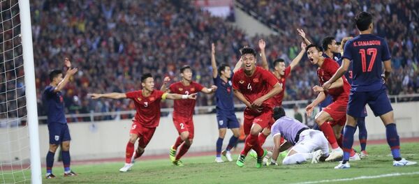 Màn ăn mừng hụt của đội tuyển Việt Nam ở phút 31 khi hậu vệ Bùi Tiến Dũng (4) bật cao đánh đầu đưa bóng vào lưới từ pha đá phạt góc của Quang Hải, nhưng bàn thắng không được công nhận do trọng tài Ahmed Al-Kaf bắt lỗi Đoàn Văn Hậu (5) phạm lỗi với thủ môn Kawin trong vòng 5,50m.  - Sputnik Việt Nam