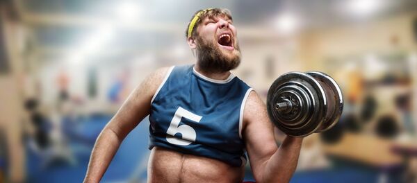 Người đàn ông bụng bầu với quả tạ trong phòng tập thể dục - Sputnik Việt Nam